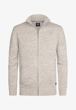 Lichtgrijze ritscardigan van textuur gebreide stof. Voorzien van een hoge geribde kraag en een subtiel patroon over het geheel. Geribde manchetten en zoom.