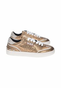 Sneaker metallic dorate con lacci bianchi, punta rotonda, parte superiore texturizzata e borchie argentate sul tallone. Logo del marchio visibile sul lato.
