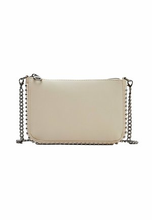 Pochette rectangulaire beige avec des clous argentés le long des bords et une bandoulière chaîne argentée avec fermeture éclair sur le dessus.