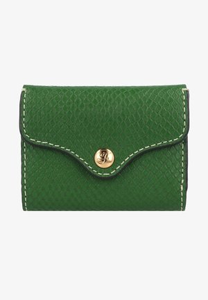 Portefeuille en cuir texturé vert avec un rabat, fermoir à pression doré et un double surpiquage crème contrastant le long des bords.