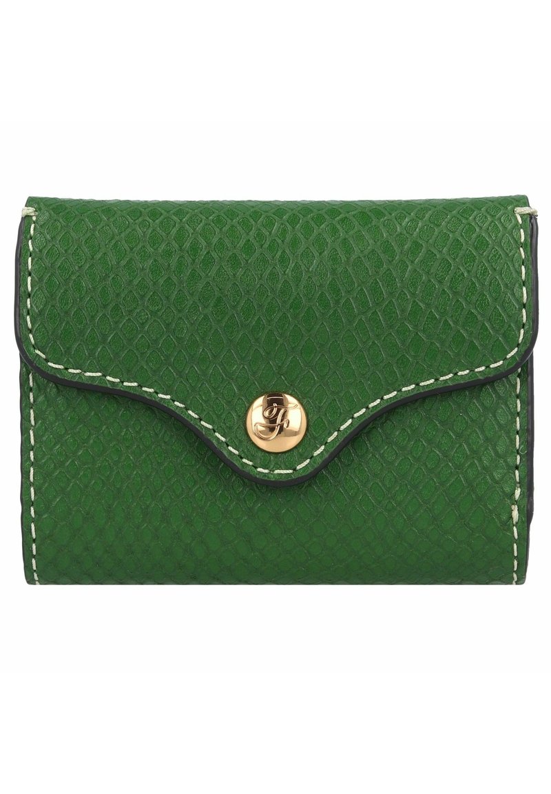 Portefeuille en cuir texturé vert avec un rabat, fermoir à pression doré et un double surpiquage crème contrastant le long des bords.