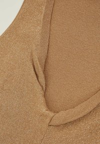 Bronzová, třpytivá tkanina s výstřihem do V a žebrovaným lemem. Textura je hladká s jemným leskem, který zvýrazňuje design výstřihu.