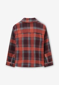 Rode en donkere geruite flanellen shirt met lange mouwen, een kraaghalslijn en knoopaccenten. Kenmerkt zich door een soepele textuur en een rechte zoom.