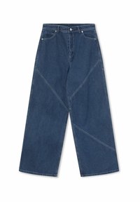 Sinine denim laiad säärtega teksad, millel on kontrastsed diagonaalsed õmblused ning vastupidav nööp- ja lukukinnitus. Kanga tekstuur on sile ja vastupidav.