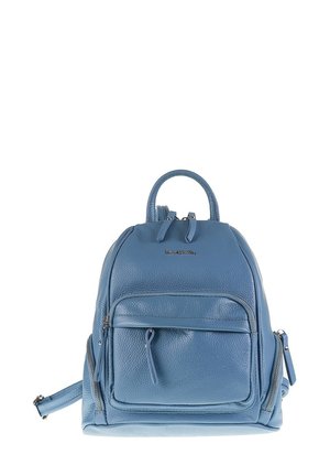 Zaino in pelle blu con una forma strutturata, dotato di manico superiore, tasca anteriore con zip e dettagli di superficie testurizzati.