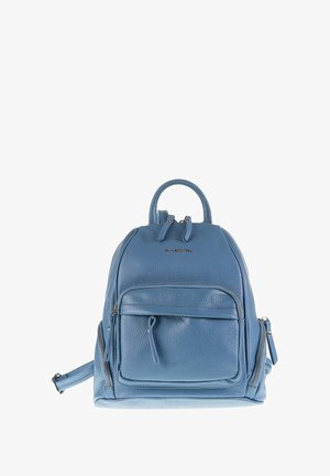 Zaino in pelle blu con una forma strutturata, dotato di manico superiore, tasca anteriore con zip e dettagli di superficie testurizzati.