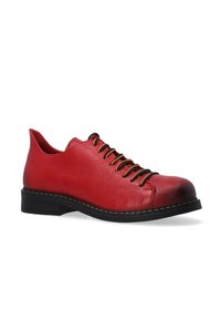 Rode leren veterschoen met een ronde neus, gouden eyelets en een zwarte rubberen zool. Heeft een gladde textuur en contrasterende stikdetails.