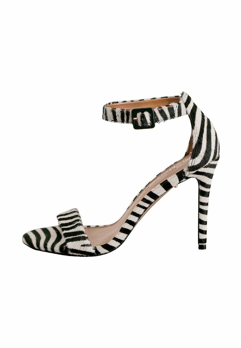 Sandale à talons hauts ouverte avec un imprimé zèbre noir et blanc. Dotée d'une fine bride de cheville avec une boucle carrée et une finition texturée.