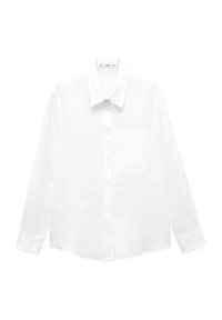 Camisa blanca de manga larga con botones, hecha de una tela ligera. Presenta un collar, bolsillo frontal y puños abotonados. Textura suave.