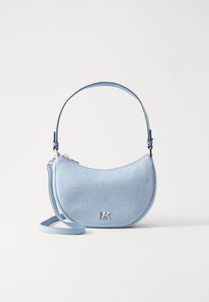Bolso azul claro en forma de media luna con logo plateado "MK", cierre de cremallera, asa corta y correa larga desmontable sobre fondo blanco.