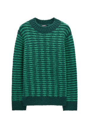 Zielony sweter w paski, wykonany z puszystego materiału dzianinowego, z naprzemiennymi odcieniami ciemnozielonymi i jasn zielonymi, z okrągłym dekoltem i ściągaczem u dołu.