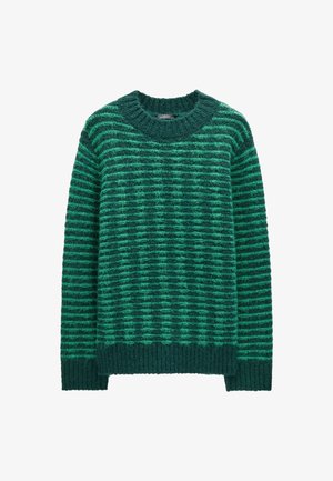 Zielony sweter w paski, wykonany z puszystego materiału dzianinowego, z naprzemiennymi odcieniami ciemnozielonymi i jasn zielonymi, z okrągłym dekoltem i ściągaczem u dołu.