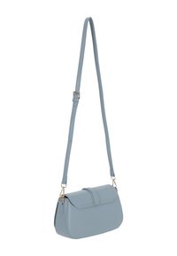 Világoskék keresztpántos táska sima bőrből. Fedéllel záródik, állítható pánttal és aranyszínű fém kiegészítőkkel.