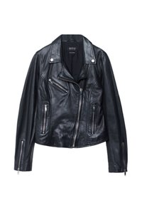 Giacca da motociclista in pelle nera con colletto a punta, zip frontale asimmetrica e molteplici tasche con cerniera. Texture liscia e design aderente.