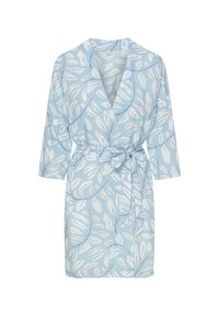 Svetlomodrý krátky župan s bielym listovým vzorom, trojštvrťovými rukávmi, zavinovacím strihom a opaskom viazaným v páse.