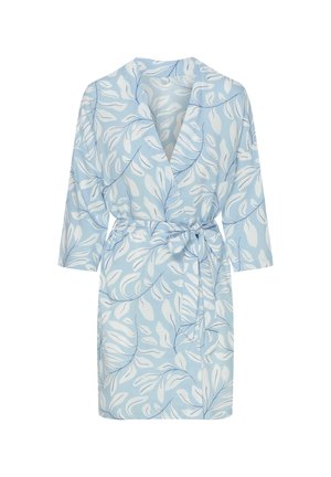 Jasnoniebieski krótki szlafrok z białym wzorem liści, z rękawami do łokcia, w stylu kopertowym, z paskiem wiązanym w talii.