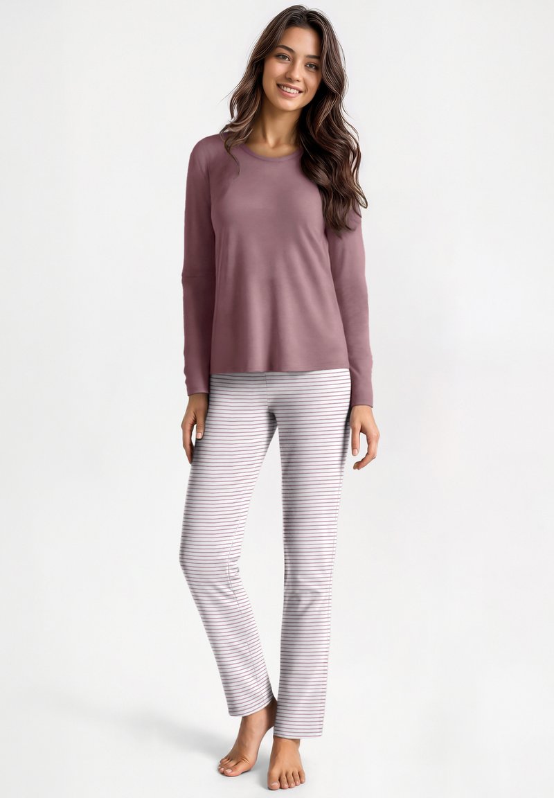 Top a maniche lunghe in malva con vestibilità rilassata, abbinato a pantaloni grigi chiari a righe con sottili linee rosse, texture liscia e design alla caviglia.