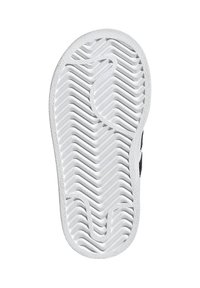 Balti sporta apavi ar teksturētām zigzaga formām, gludām malām un noapaļotu purngali. Izstrādāti labākai saķerei ar gumijas materiālu.