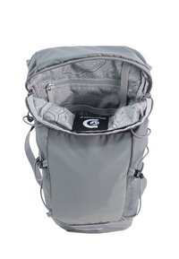 Grau gefärbter Rucksack mit einer strukturierten Außenseite, Reißverschluss-Obenverschluss und einem gemusterten Innenfutter. Enthält Innenaufbewahrungstaschen und verstellbare Riemen.