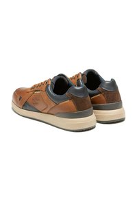 Zapatillas de cuero marrón con acentos en azul marino, punta redonda, diseño con cordones, talón texturizado y suela de goma beige. Presentan un detalle de logo en el lado.