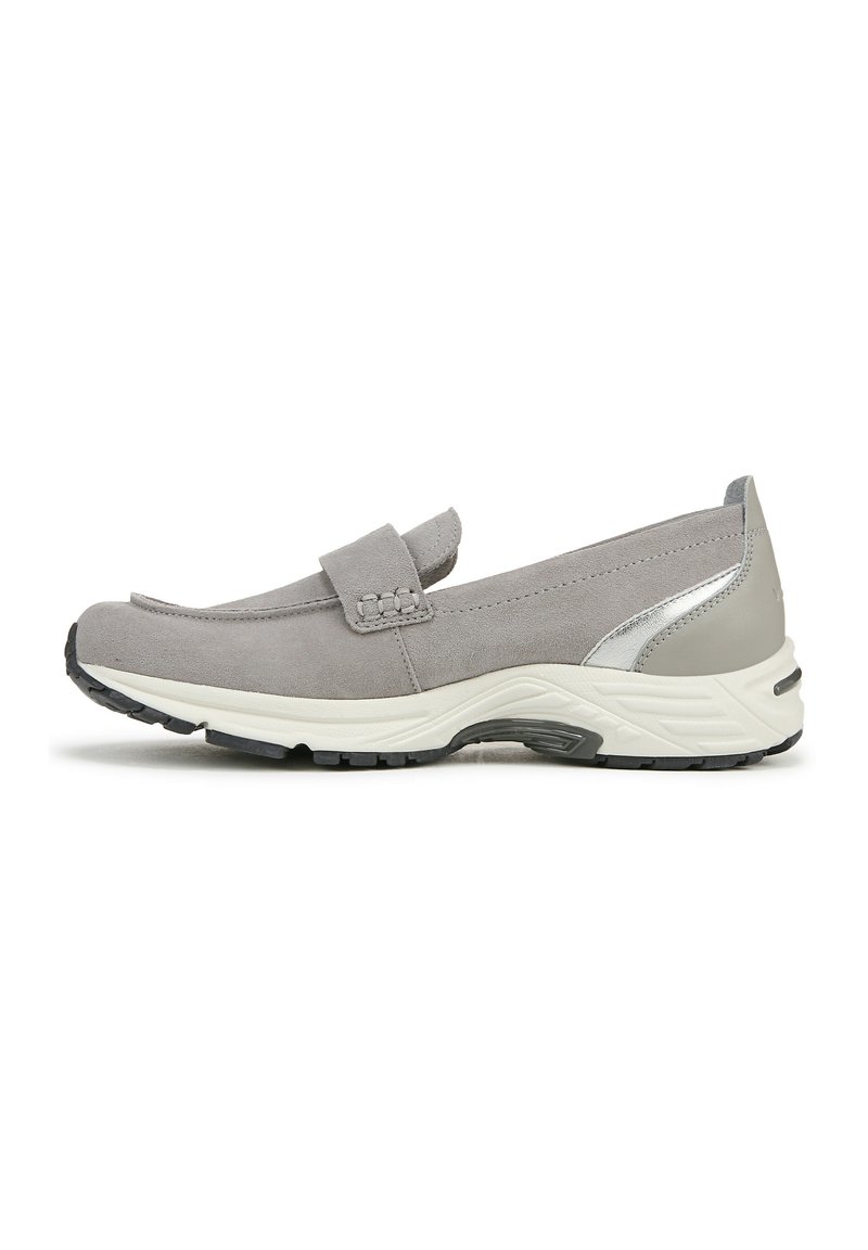 Scarpa slip-on in suede grigio con punta arrotondata, accenti in pelle, dettagli della fascia testurizzati e suola in gomma bianca e nera a contrasto.