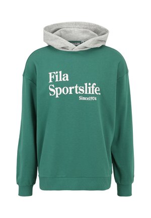 Grøn hættetrøje med en grå hætte, lavet af bomuld. Har et hvidt print på forsiden med teksten "Fila Sportslife. Siden 1974". Afslappet pasform.