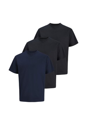 Drei schlichte T-Shirts mit kurzen Ärmeln und Rundhalsausschnitt, gestapelt, vorne ein marineblaues und hinten zwei schwarze, vor weißem Hintergrund.