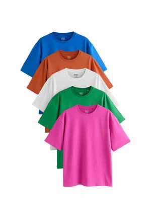 Pięć prostych koszulek z krótkim rękawem i okrągłym dekoltem w kolorach: niebieskim, rdzawej, białej, zielonej i różowej, ułożonych nachodząco na białym tle.