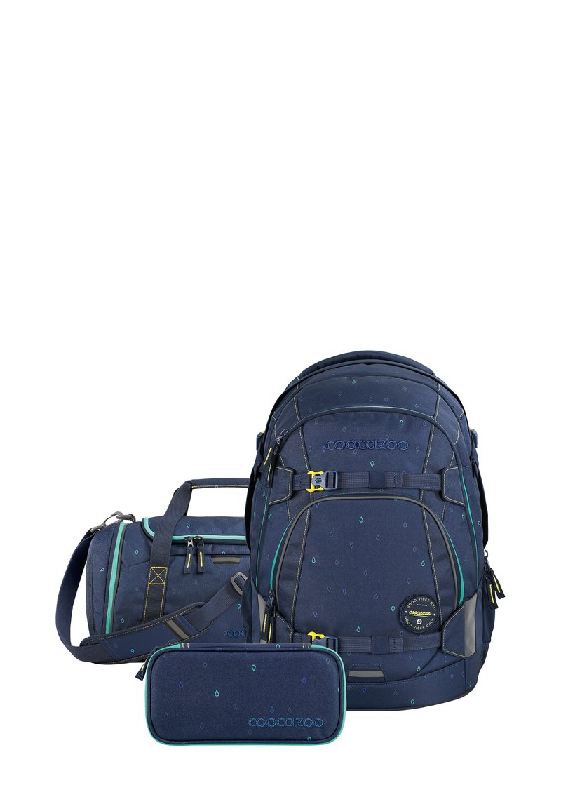 Dunkelblaues Rucksack-Set, bestehend aus einem Rucksack, einem Sporttasche und einem Federmäppchen. Hergestellt aus strapazierfähigem Stoff mit Wassertropfenmuster und gelben Akzenten.