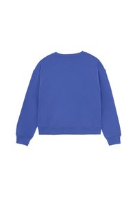 Blå sweatshirt, mjukt tyg, rundad hals, långa ärmar, ribbade manschetter och fåll, slät yta, inga synliga mönster eller detaljer.