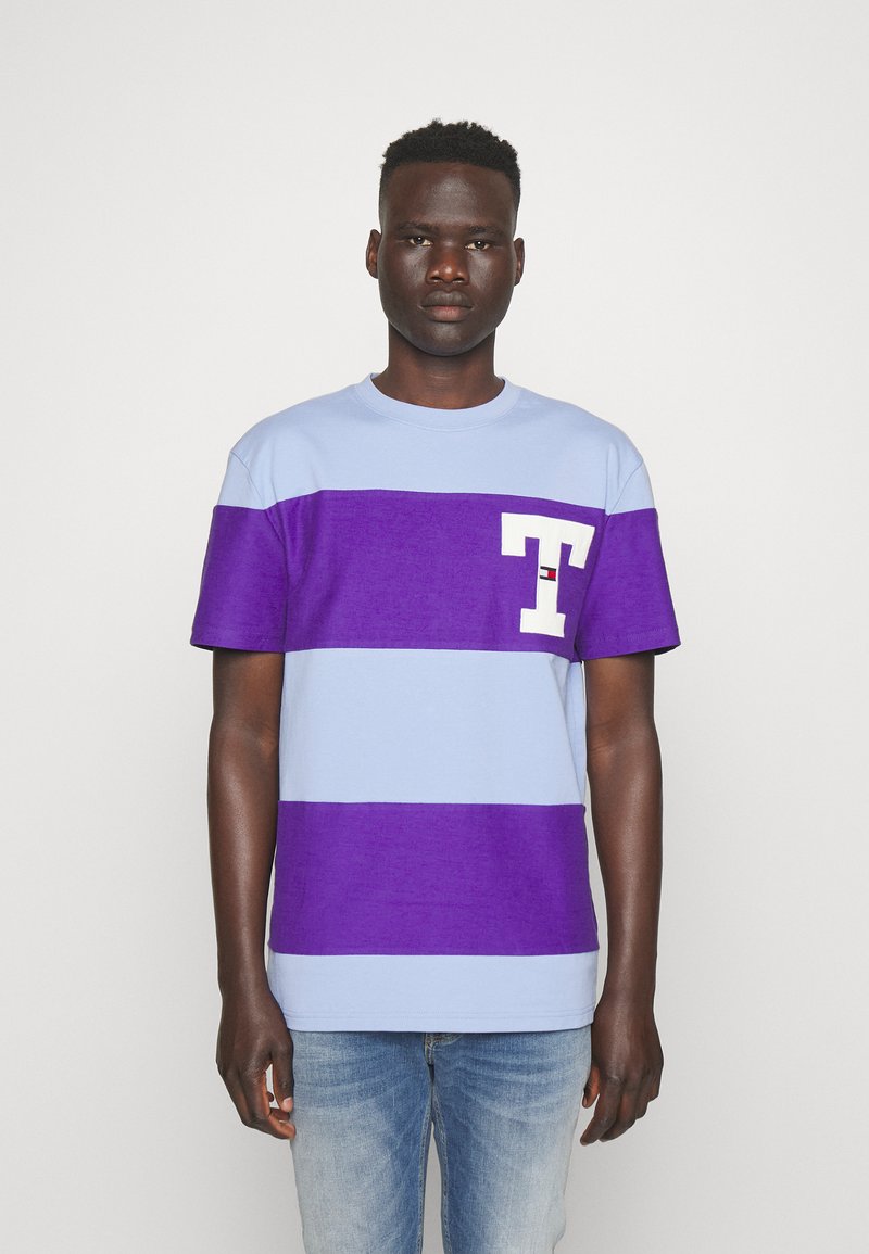 Tommy Jeans TEXTURED CUT SEW TEE - T-shirt con stampa - june iris/multi ...