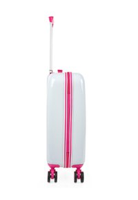 Maleta rígida de color blanco con acentos en rosa, que cuenta con un mango telescópico, cuatro ruedas negras y un zipper rosa a lo largo del costado.