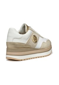 Sneaker platform spesse in bianco, beige e oro. Realizzate in pelle e scamosciato con una finitura testurizzata, presentano un dettaglio del logo prominente.
