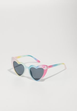 Lunettes en forme de cœur avec des montures pastel dégradées, présentant des couleurs bleu, rose et jaune. Verres foncés avec des détails floraux sur les côtés.