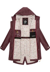 Veste imperméable bordeaux avec capuche, dotée d'une doublure à motif de parapluies beige, de deux poches avant, de fermetures à pression et d'accents rouges.