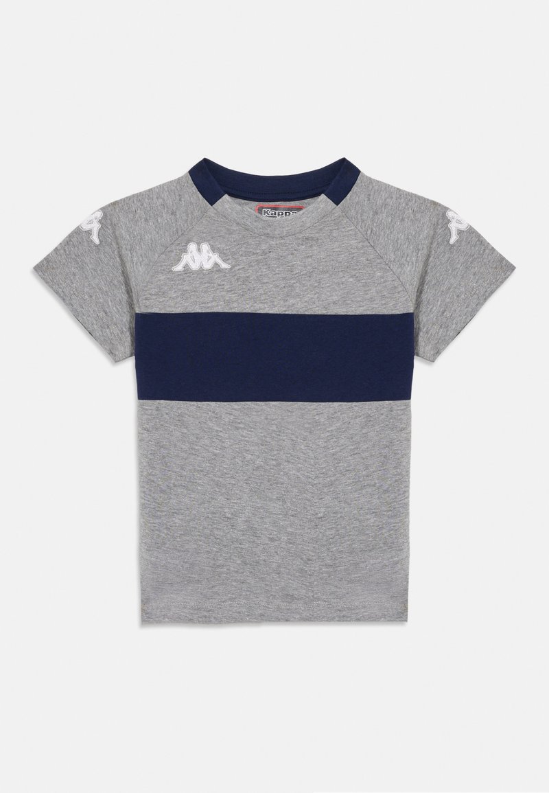 Grijs en marineblauw T-shirt met korte mouwen met een stevige marineblauwe streep over de borst. Heeft raglanmouwen en geborduurde schouderlogo's.