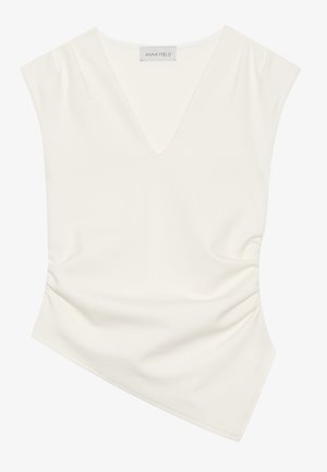 Top blanco sin mangas con escote en V, fruncido lateral y dobladillo asimétrico, etiquetado ANNA FIELD.