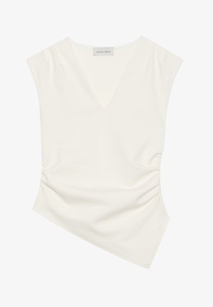 Weißes ärmelloses Oberteil mit V-Ausschnitt, seitlicher Raffung und asymmetrischem Saum, etikettiert mit ANNA FIELD.