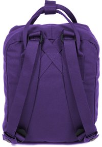 Mochila roxa feita de tecido durável. Possui alças de ombro almofadadas, uma alça na parte superior e um design simples com o mínimo de elementos de hardware.