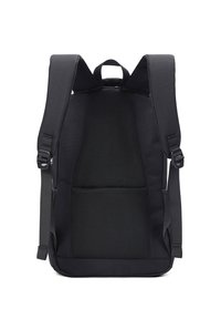 Zaino nero con dorso in rete imbottita, spallacci regolabili e superficie liscia. Presenta un ampio scomparto principale e una tasca laterale.