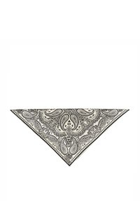 Czarna i biała bandana w wzór paisley, w kształcie trójkąta, wykonana z materiału o gładkiej fakturze, z kontrastowym detalem na krawędzi.