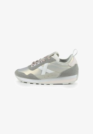Sneaker con una toma grigia in suede e un upper in metallo argento, dettagli bianchi, lacci beige e colletto imbottito con un anello sul tallone.