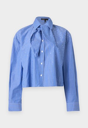 Chemise bleue courte à rayures verticales blanches, manches longues, boutonnée à l'avant, avec un grand col oversize et un détail en tissu noué.
