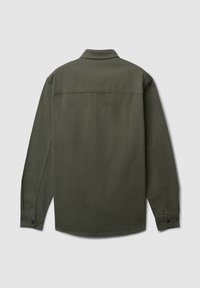 Camicia a maniche lunghe verde scuro con colletto, polsini a bottone e una texture liscia. Presenta una cucitura sul retro e un design minimalista.