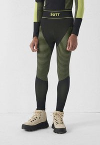 Zwart met neon groene gestreepte wetsuit-broek met een hoge tailleband, voorzien van een aansluitend ontwerp en een zachte textuur, gecombineerd met beige wandelschoenen.