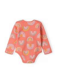 Body a maniche lunghe di colore rosa con motivi astratti arcobaleno colorati. Realizzato in un tessuto morbido e traspirante con una vestibilità aderente e scollo rotondo.