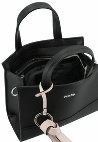 Sac à main synthétique noir avec quincaillerie argentée, doté de poignées doubles, d'un compartiment zippé et d'une bandoulière détachable de couleur rose pâle.