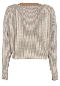 Háčkovaný krátký pletený top v béžové barvě s bílým cikcak vzorem a dlouhými rukávy. Texturovaná látka dodává designu hloubku.