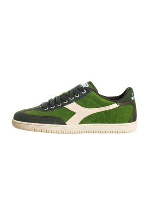 Sneaker basso in suede verde con dettagli verde scuro, striscia laterale bianca, lacci neri e suola in gomma beige.