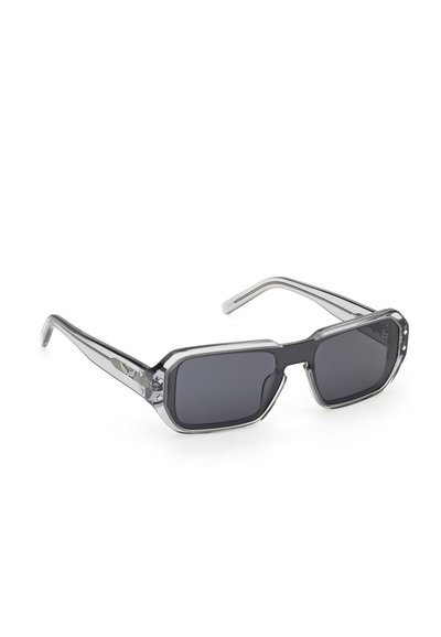 Gafas de sol rectangulares con lente tintado negro y montura transparente de color gris oscuro, con esquinas ligeramente inclinadas, descansando sobre una superficie blanca.